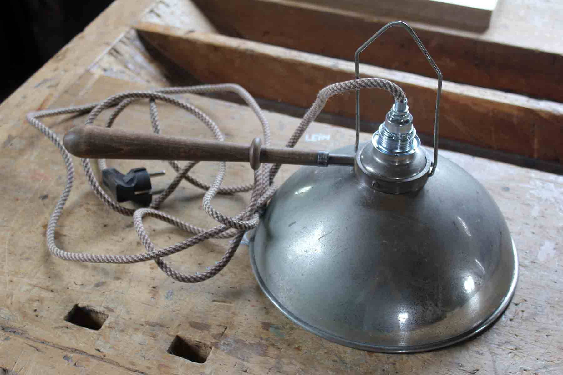 Lampe mit Holzgriff